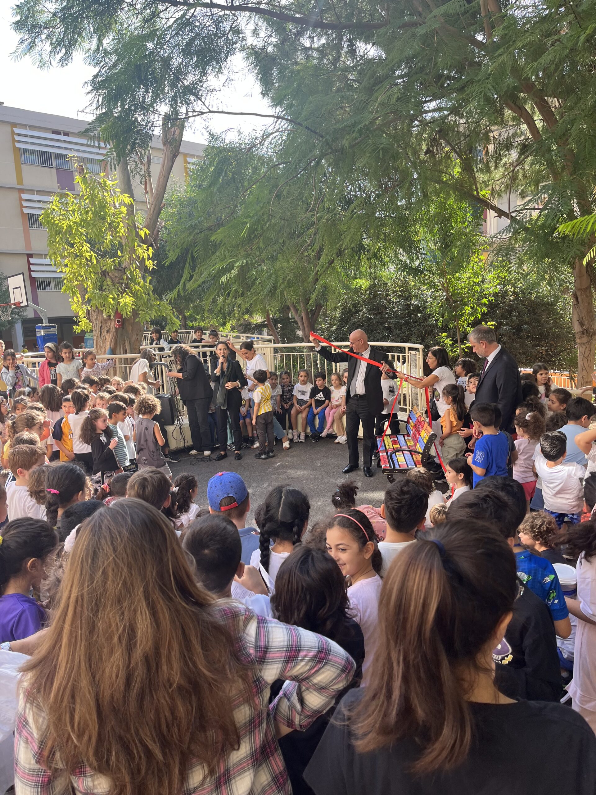 Inauguration du banc de l'amitié à l'école primaire -1